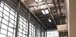 Snímek vstupní haly BVV pavilonu P osvětlené zdrcadlovým systémem