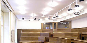 Snímek s vnitřním osvětlením posluchárny JAMU v Brně