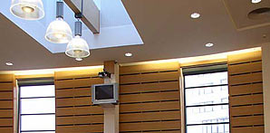 Snímek sálu zastupitelstva KÚ Olomouc se světelnou realizací Lightservis