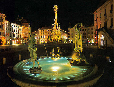 Arionova kašna v Olomouci nasvícená nočním osvětlením