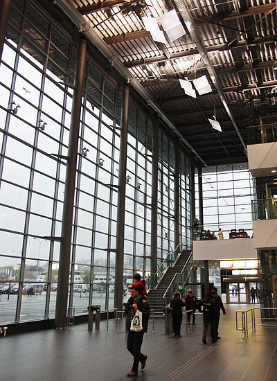 Foto vstupní haly BVV Pavilonu P se systémem zrcadlového osvětlení 