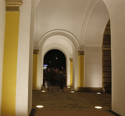 terezska-brana-olomouc-spoluprace-navrh-osvetleni-velka Noční snímek nasvětlené Terezské brány v Olomouci zevnitř