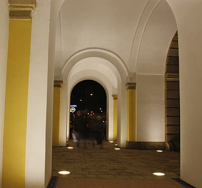 Noční snímek nasvětlené Terezské brány v Olomouci zevnitř